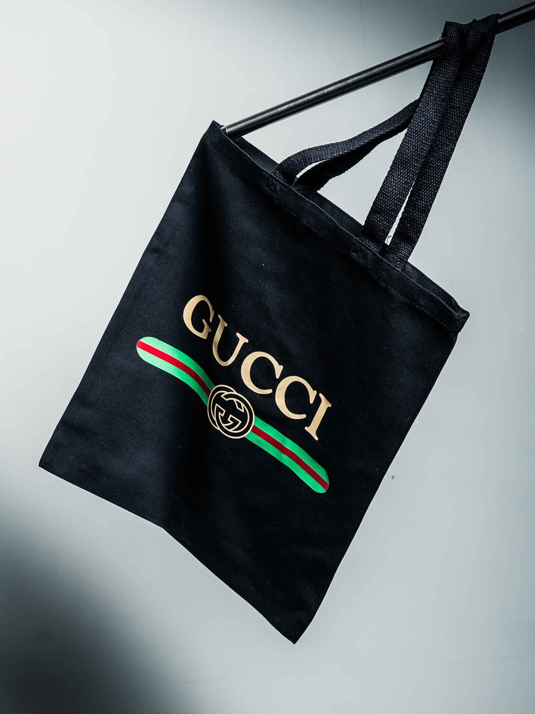 Gucci Logo Print Tote Bag in Black